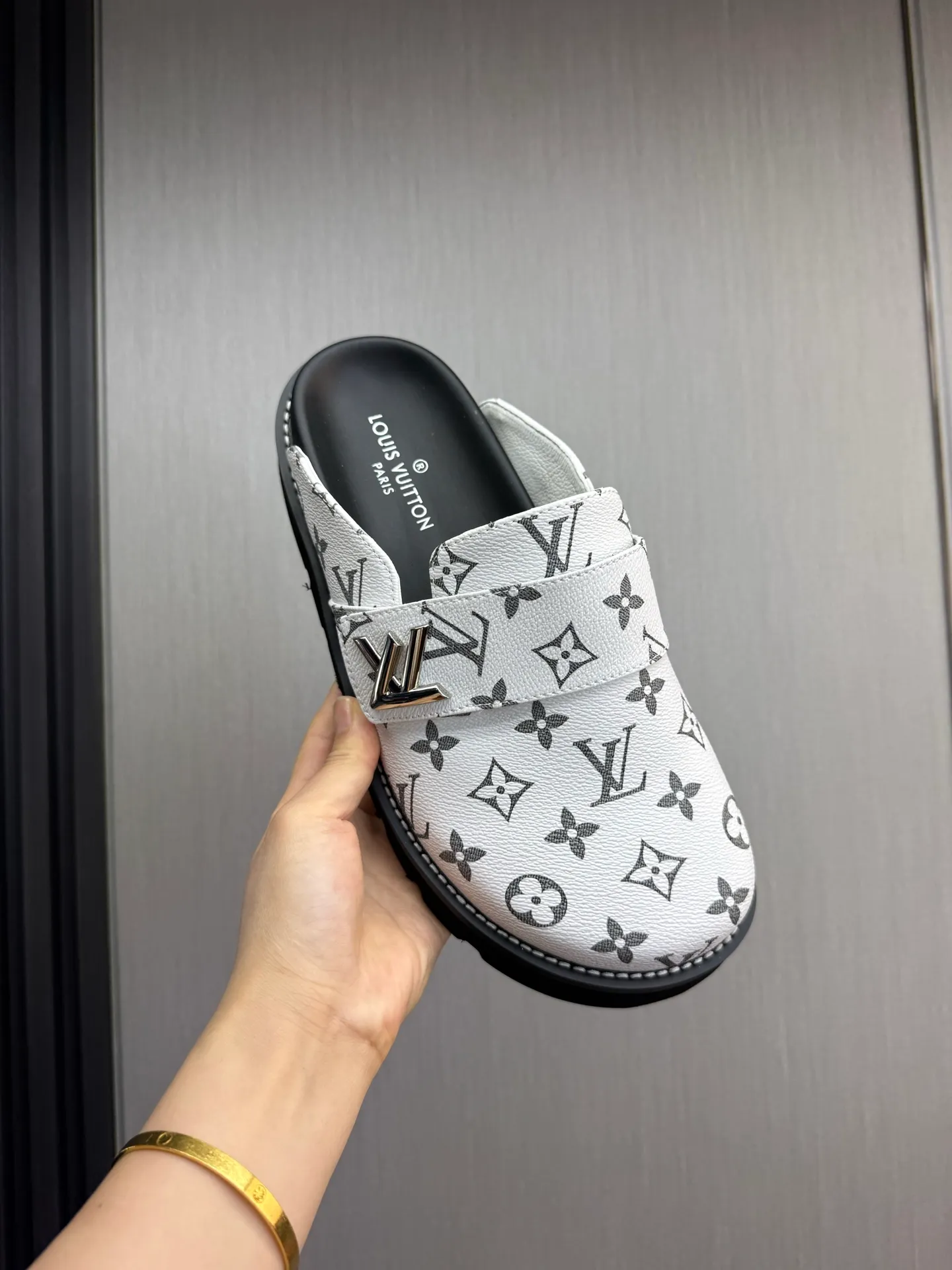 Men's shoes 💰420💰 Lv. hot selling men's slippers 🔥 🩴Official website one to one production 38-45 sizes 45 46 🉑️Customized!